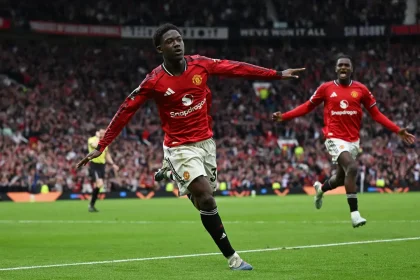 Manchester United Edge Liverpool as Bournemouth Cruise and Spurs Stun Villa