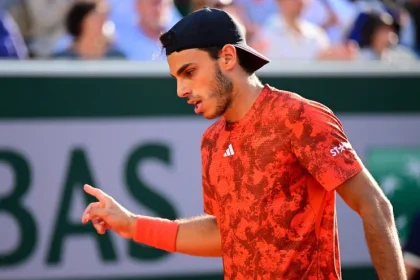 Sinner Survives Cerundolo Scare to Reach French Open Third Round